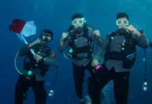 Komisaris Polisi Mirip Shah Rukh Khan Pimpin Pengibaran Bendera Di Bawah Laut Berau