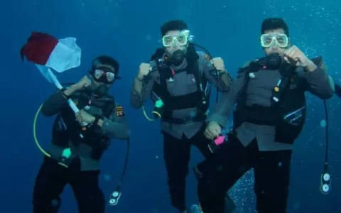Komisaris Polisi Mirip Shah Rukh Khan Pimpin Pengibaran Bendera Di Bawah Laut Berau
