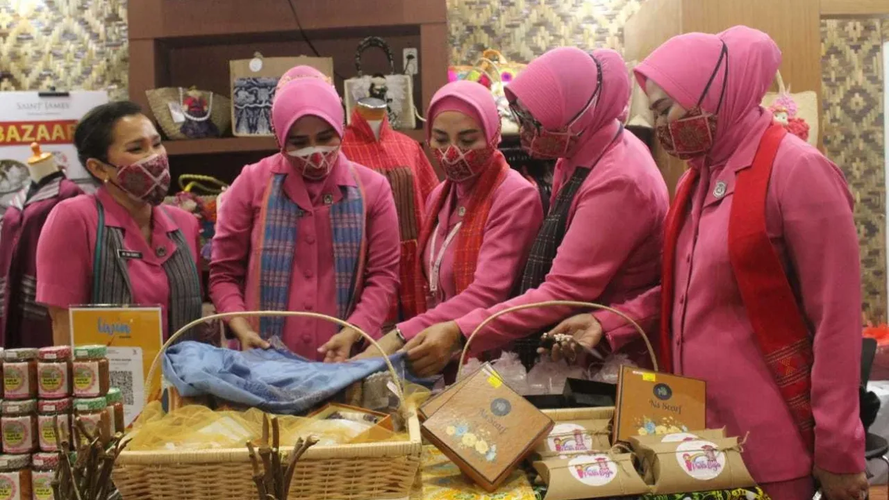Ketua Bhayangkari Banten Ikuti Bazar Kreasi Nusantara