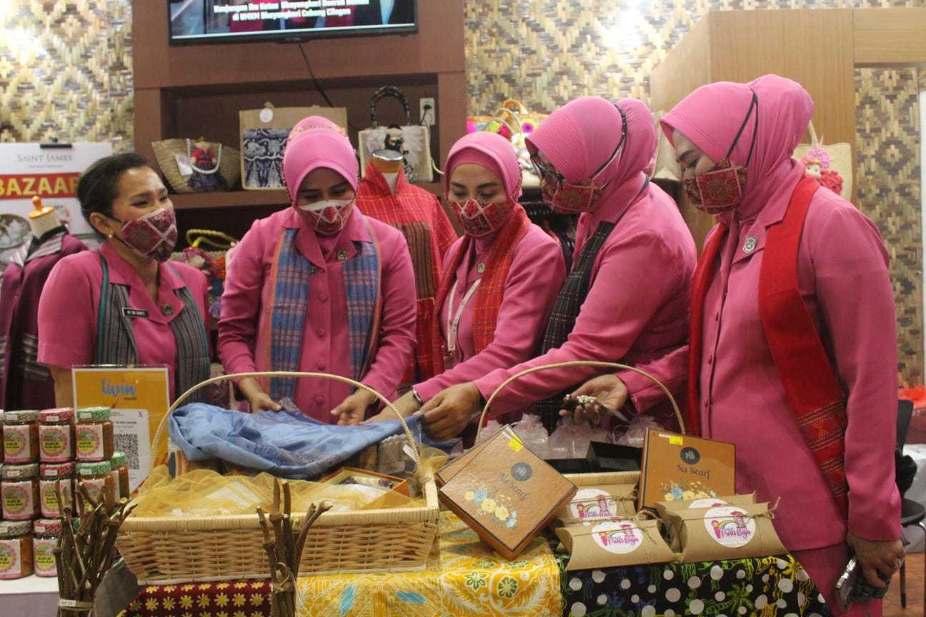 Ketua Bhayangkari Banten Ikuti Bazar Kreasi Nusantara