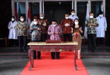 Sekretariat Presiden Kembalikan Teks Proklamasi Tulisan Tangan Bung Karno Ke Anri