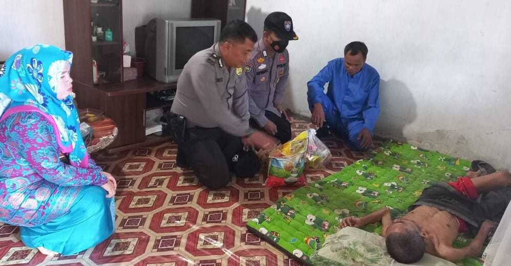 Mantap Bener....! Kapolsek Rambahsamo Ringankan Beban Warga Penderita Struk 8 Tahun