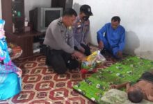 Mantap Bener....! Kapolsek Rambahsamo Ringankan Beban Warga Penderita Struk 8 Tahun