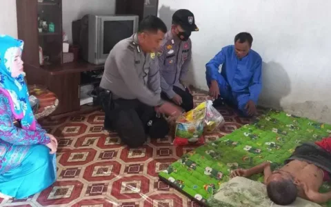 Mantap Bener… Kapolsek Rambahsamo Ringankan Beban Warga Penderita Struk 8 Tahun