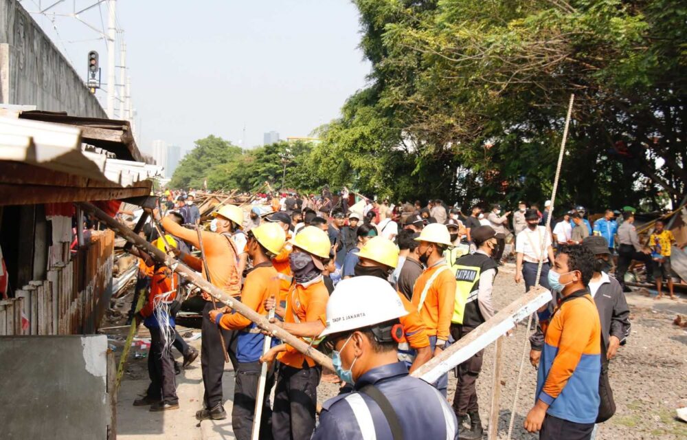 Daop 1 Jakarta Bersama Tni Polri Tata Bangunan Liar Di Gunung Antang