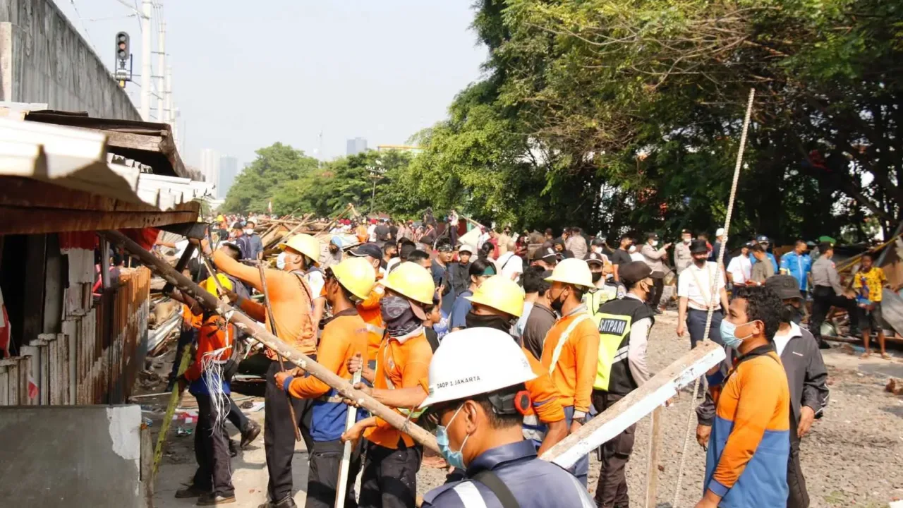 Daop 1 Jakarta Bersama TNI Polri Tata Bangunan Liar di Gunung Antang