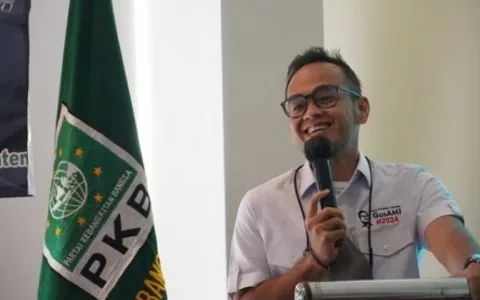 SIKAT TERUS…Politisi PKB Puji Kejaksaan Agung Bawa Buronan