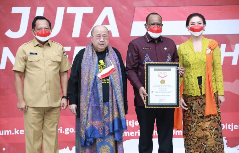 Gerakan Pembagian 10 Juta Bendera Merah Putih, Kemendagri Terima Rekor Muri