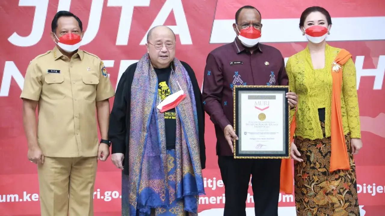 Gerakan Pembagian 10 Juta Bendera Merah Putih, Kemendagri Terima Rekor Muri