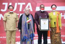 Gerakan Pembagian 10 Juta Bendera Merah Putih, Kemendagri Terima Rekor Muri