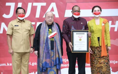 Gerakan Pembagian 10 Juta Bendera Merah Putih, Kemendagri Terima Rekor Muri
