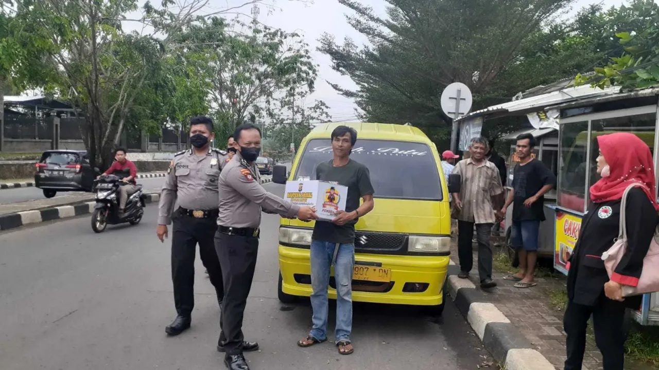 Mantap… Peduli Sesama, Ditpamobvit Polda Banten Bagikan Ratusan Paket Sembako