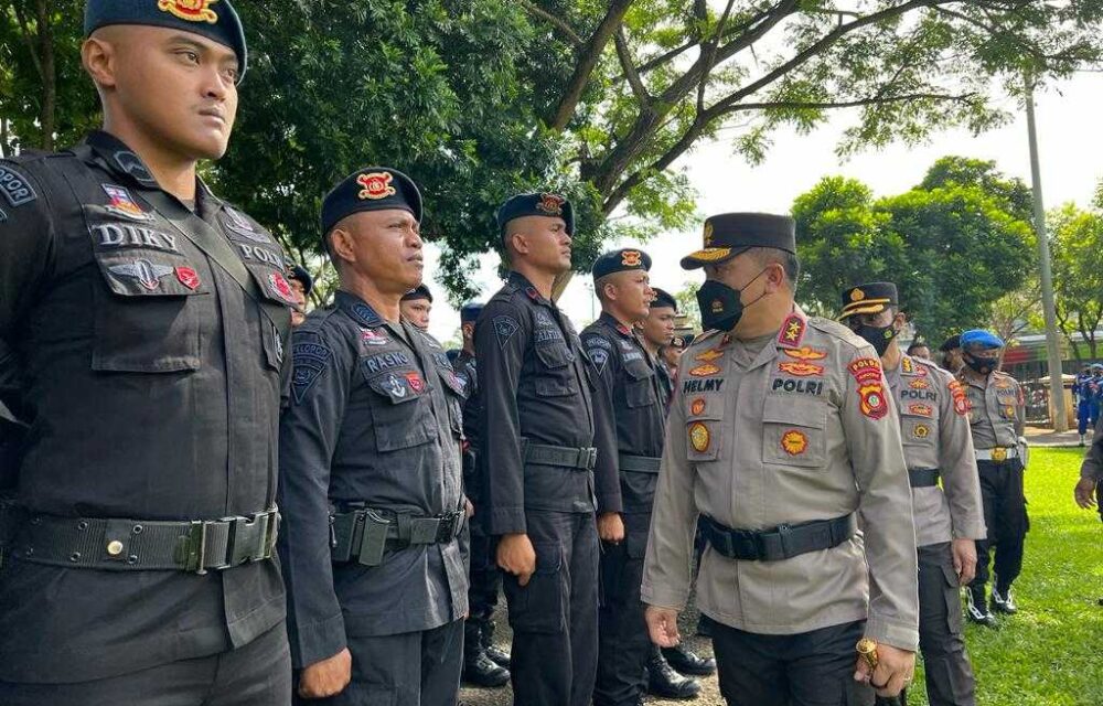 Kapolda Gorontalo Lakukan Persuasif Saat Tangani Demo