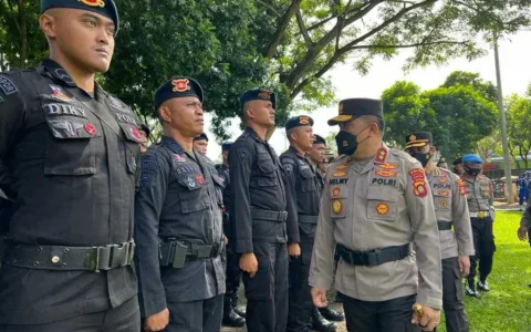 Kapolda Gorontalo Lakukan Persuasif Saat Tangani Demo