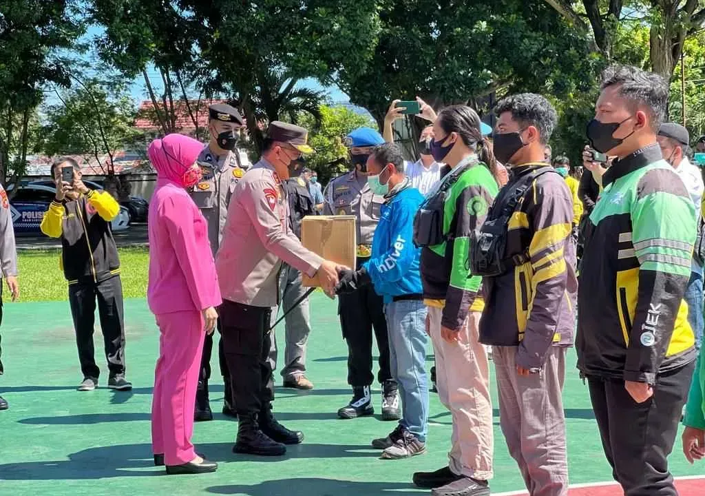 LUAR BASA…Polda Gorontalo Peduli Ribuan Warga Terdampak BBM
