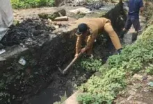 BISA AJA…Lurah Cisauk Bersihkan Solokan