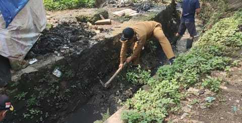 Bisa Aja...!Lurah Cisauk Bersihkan Solokan