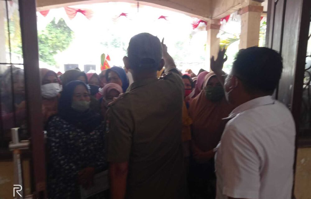 Ngeri...!Emak-Emak Berebut Blt Bbm Di Sukadiri