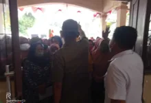 NGERI…Emak-emak Berebut BLT BBM di Sukadiri