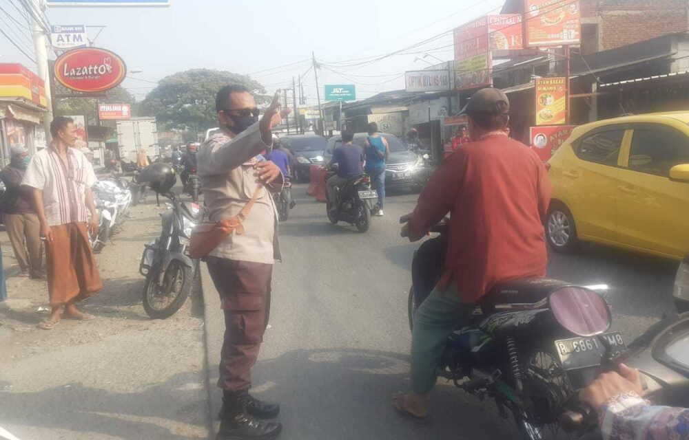 Aksi Heroik Polisi Atasi Kemacetan Di Jalan Oja Sepatan