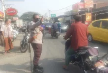 Aksi Heroik Polisi Atasi Kemacetan di Jalan Oja Sepatan