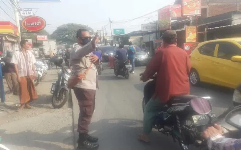 Aksi Heroik Polisi Atasi Kemacetan di Jalan Oja Sepatan
