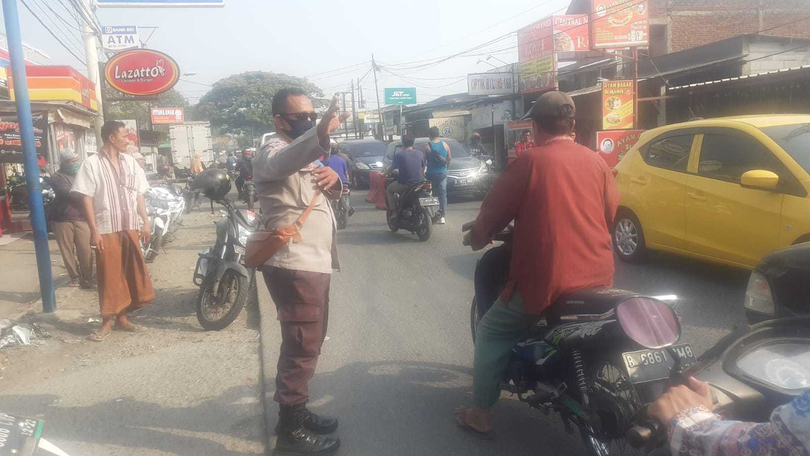 Aksi Heroik Polisi Atasi Kemacetan Di Jalan Oja Sepatan