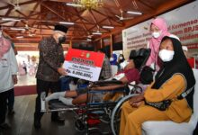 Asyik...!!! Wapres Serahkan Bantuan Kemensos Dan Bpjamsostek 