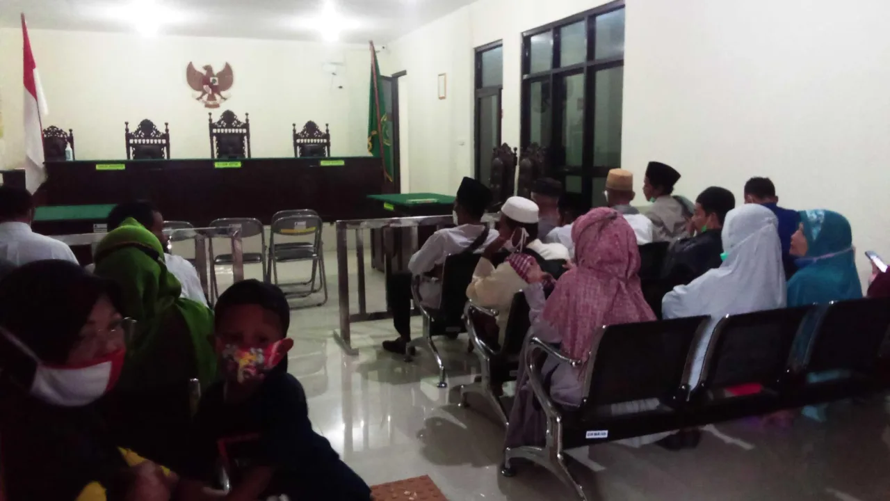 KAWAL TERUS…Puluhan Warga Lebak Berharap PN Rangkasbitung Adil