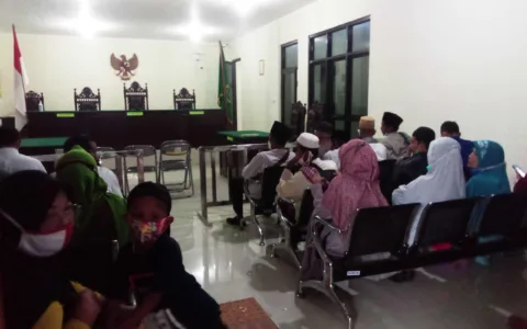 KAWAL TERUS…Puluhan Warga Lebak Berharap PN Rangkasbitung Adil