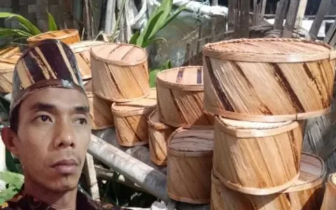 Pengerajin Peci Pelepah Pisang Mauk Kurang Perhatian Pemerintah