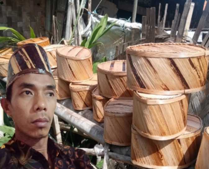 Pengerajin Peci Pelepah Pisang Mauk Kurang Perhatian Pemerintah