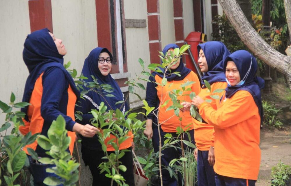 Ikatan Adhyaksa Dharmakarini Kota Malang Tanam Obat Keluarga