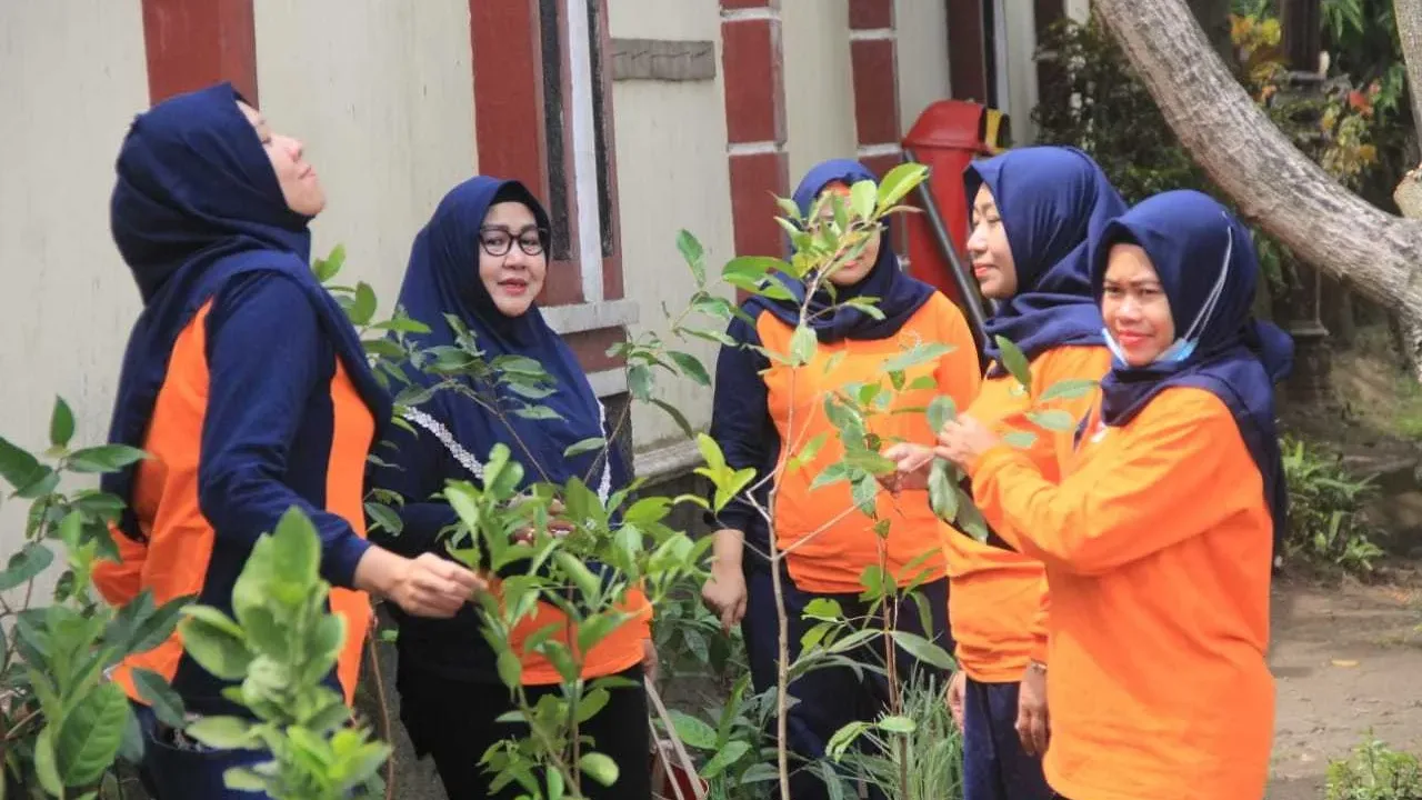 Ikatan Adhyaksa Dharmakarini Kota Malang Tanam Obat Keluarga