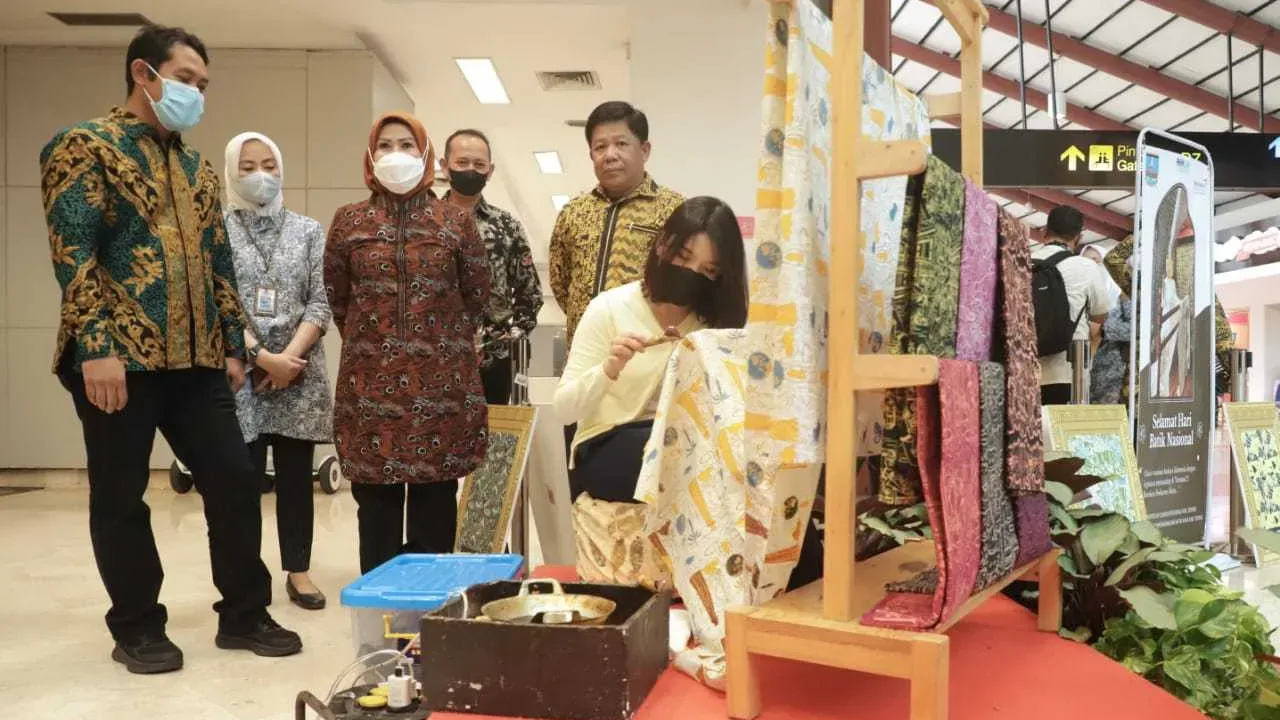 Top… Pemkab Serang-Angkasa Pura II Kampanyekan Batik di Bandara Soetta