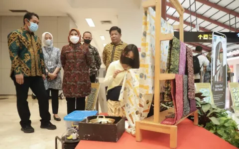 Top… Pemkab Serang-Angkasa Pura II Kampanyekan Batik di Bandara Soetta