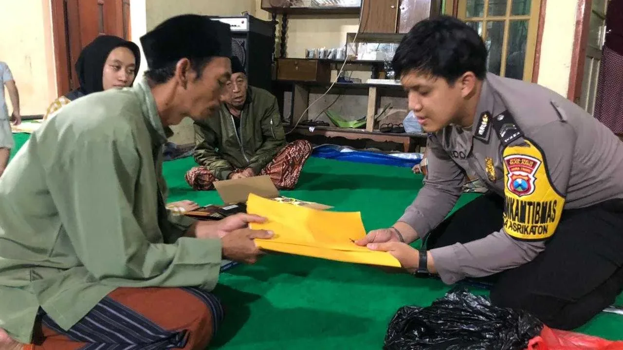 Polda Jatim Salurkan Tali Asih ke Korban Tragedi Kanjuruhan