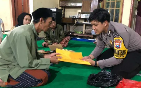 Polda Jatim Salurkan Tali Asih ke Korban Tragedi Kanjuruhan