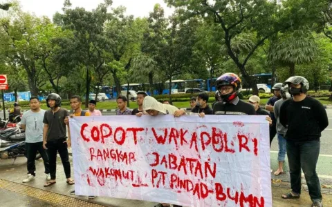 PERMISI: Copot Jabatan Wakapolri di PT Pindad