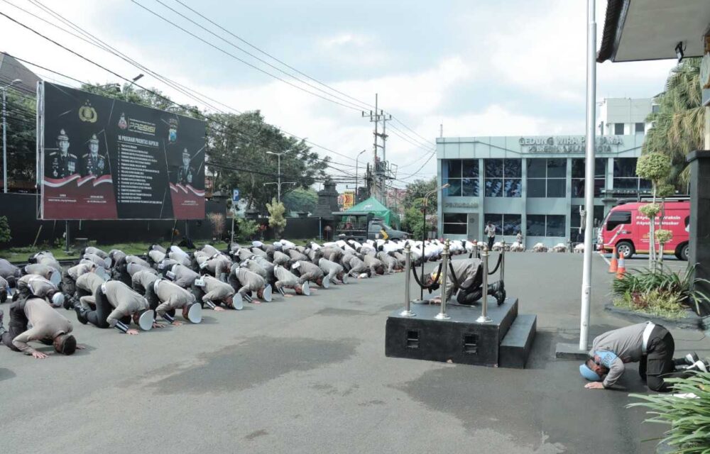 Sujud Masal, Kapolresta Malang Berdoa Untuk Korban Tragedi Kanjuruhan