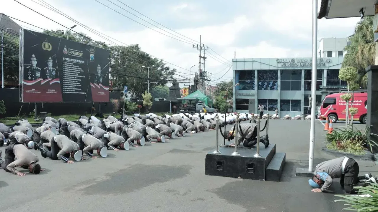 Sujud Masal, Kapolresta Malang Berdoa Untuk Korban Tragedi Kanjuruhan