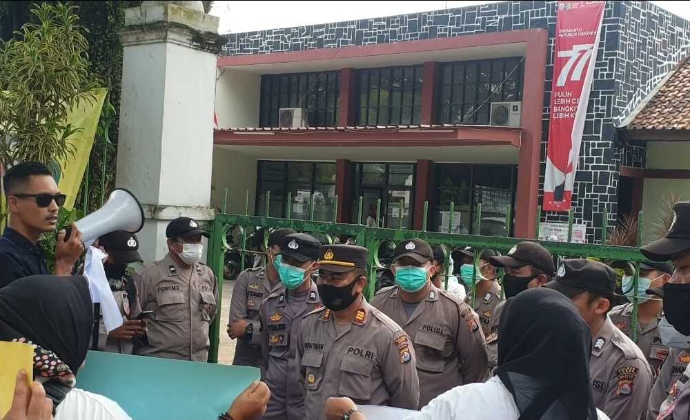 Bongkar Dong...!Massa Tuntut Pejabat Di Dinkes Lebak Dicopot