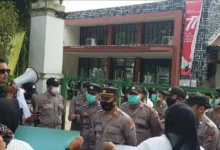BONGKAR DONG…Massa Tuntut Pejabat di Dinkes Lebak Dicopot
