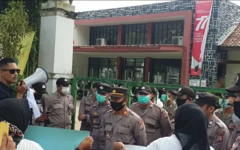 BONGKAR DONG…Massa Tuntut Pejabat di Dinkes Lebak Dicopot