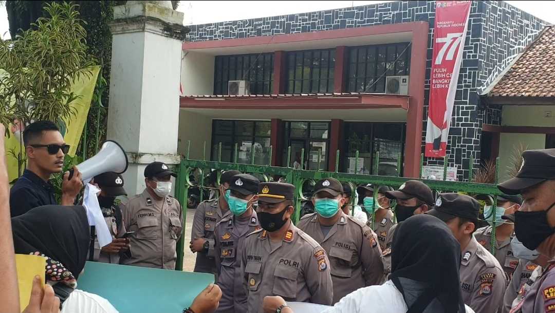 Bongkar Dong...!Massa Tuntut Pejabat Di Dinkes Lebak Dicopot