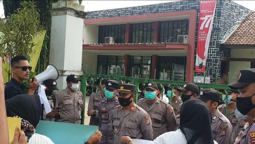 BONGKAR DONG…Massa Tuntut Pejabat di Dinkes Lebak Dicopot