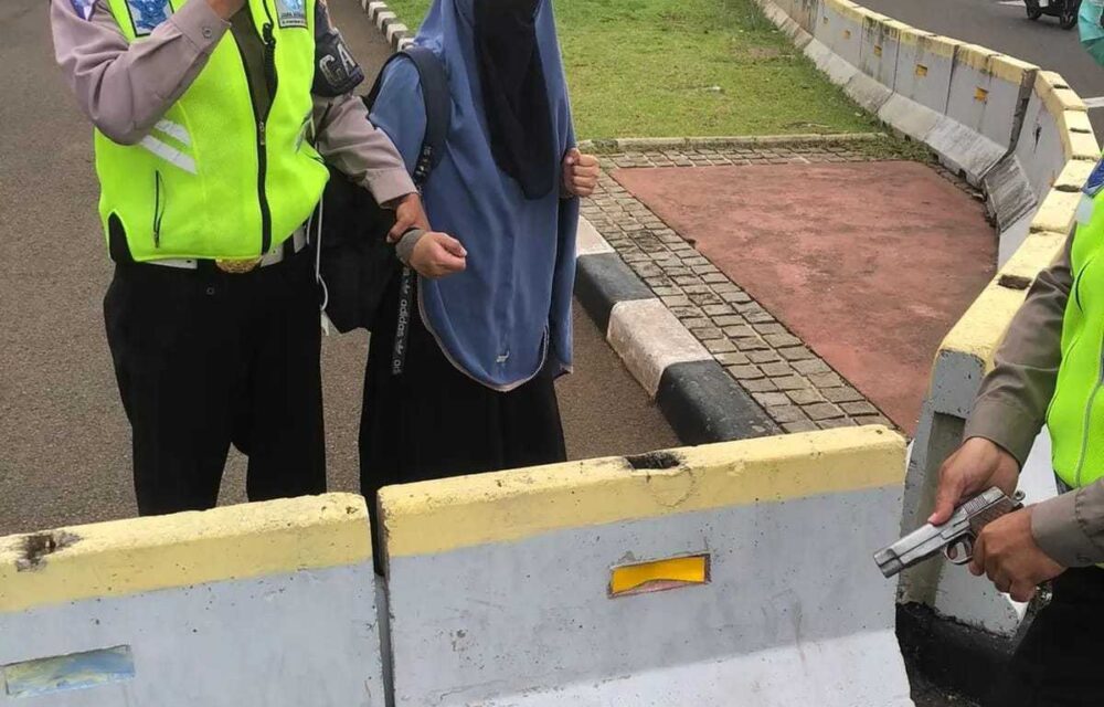 Seorang Perempuan Ditangkap Polisi Bawa Senjata Api Ke Istana