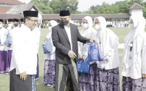 Perumdam TKR Bagikan Ribuan Pake Sembako ke Santri di Kabupaten Tangerang