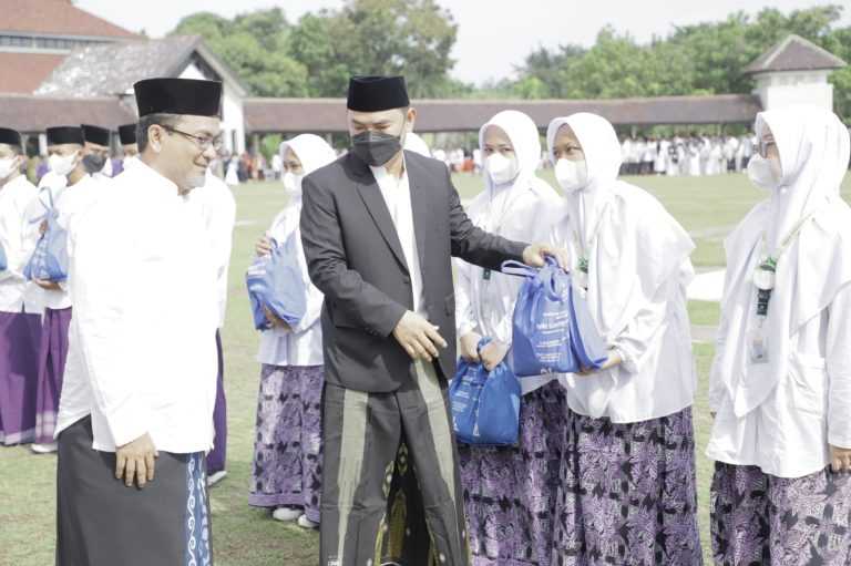 Perumdam Tkr Bagikan Ribuan Pake Sembako Ke Santri Di Kabupaten Tangerang