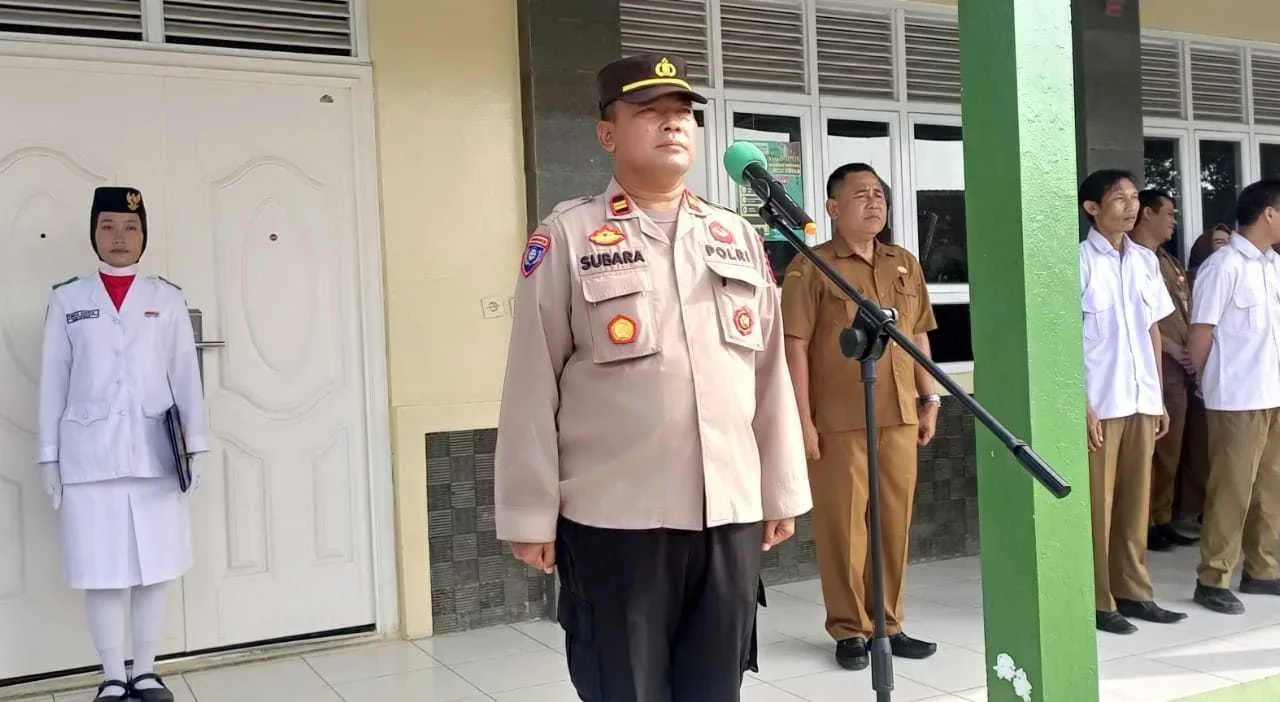 Kasat Binmas Polres Lebak Pimpin Upacara,Berikan Pembinaan Di SMKN 1 Rangkasbitung